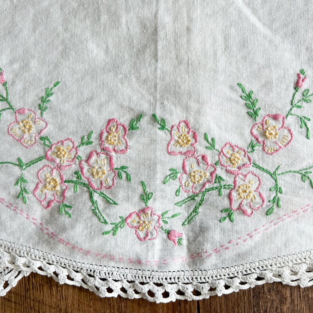 Vintage Dresser Scarf, Vintage Hand Embroidered Linens, Cottage Decor